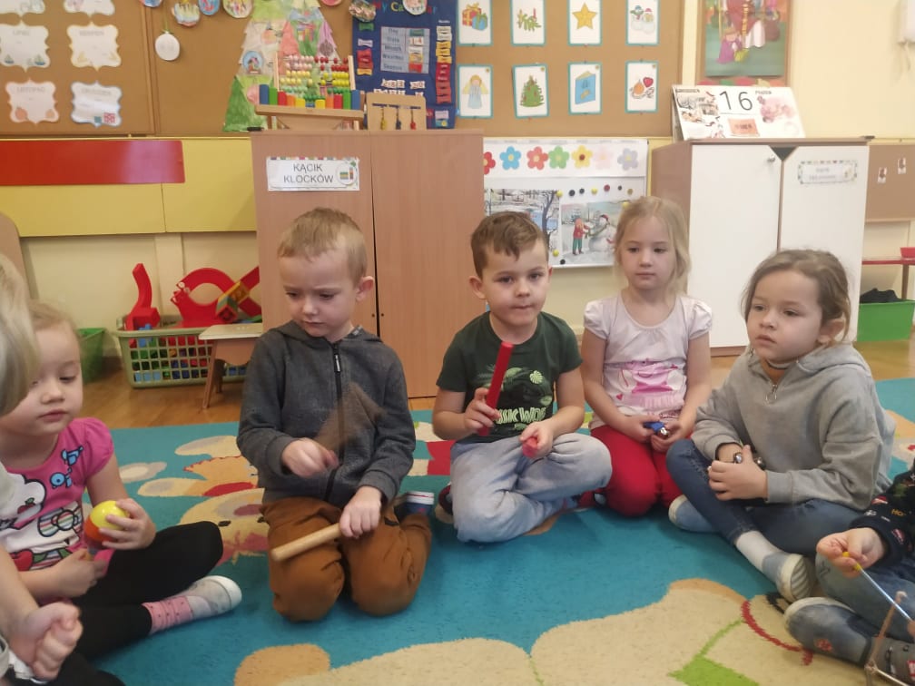 Zimowe zabawy muzyczno-plastyczne w grupie 