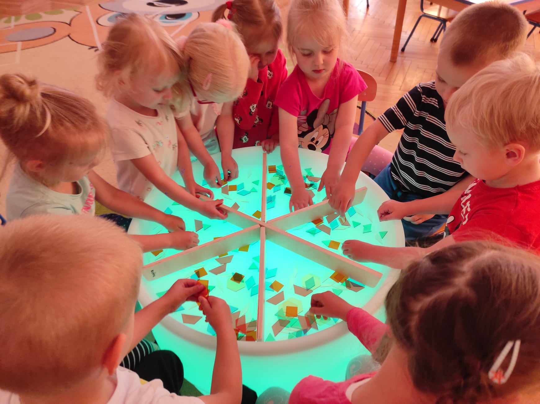 Sensoryczny podświetlany stolik to super zabawa - grupa 