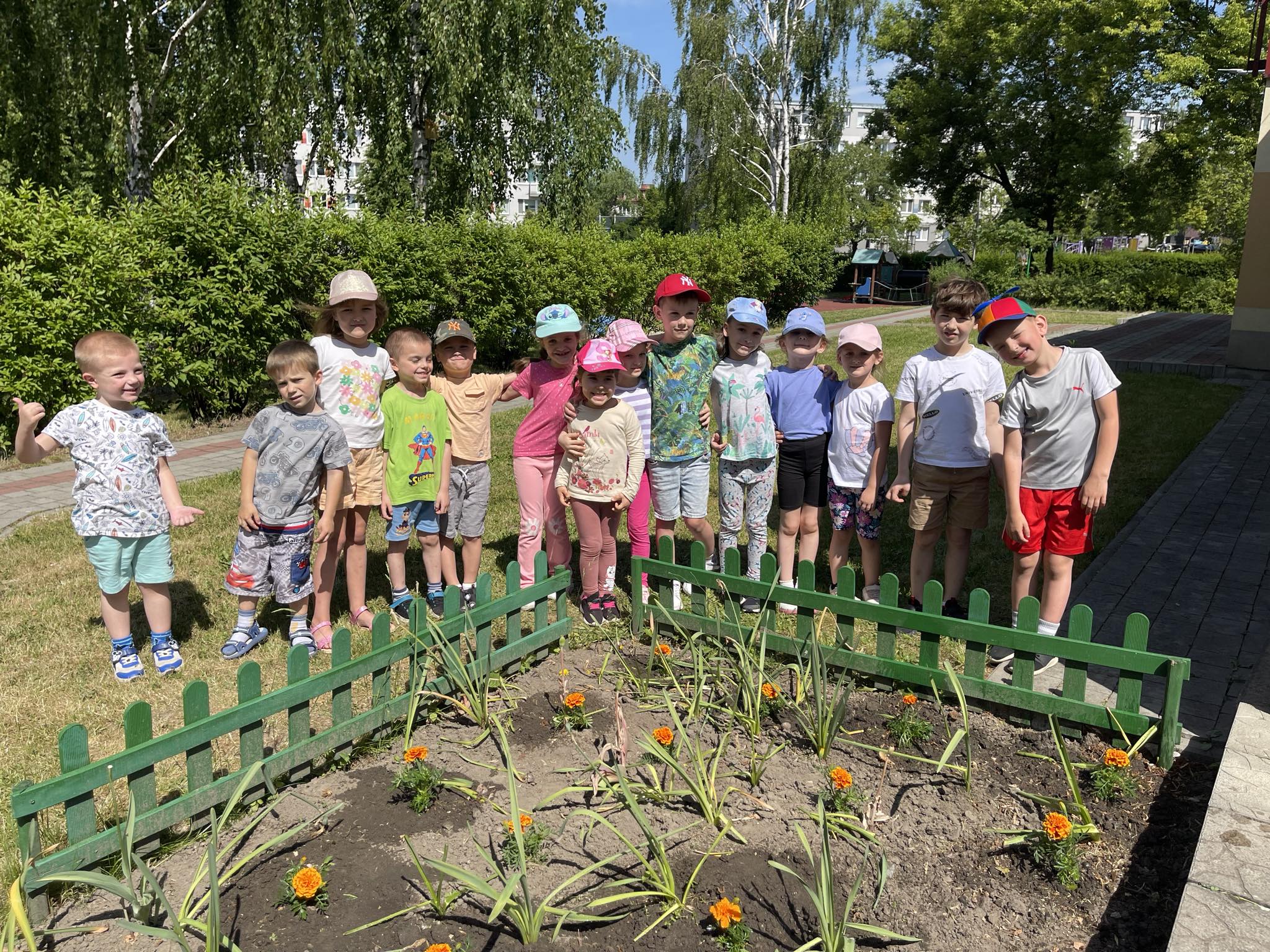 Przedszkolni ogrodnicy - sadzenie kwiatów w grupie Motylki