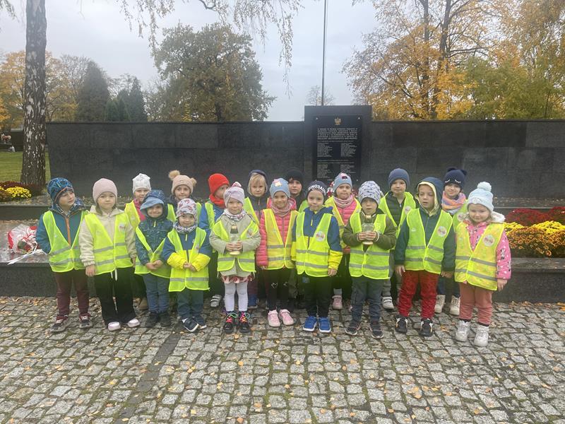 Wycieczka na cmentarz w Rozwadowie - grupa Motylki